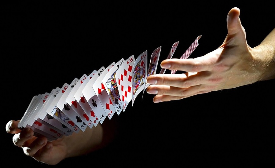 Wie man lernt, die Karten des Dealers beim Blackjack zu lesen 